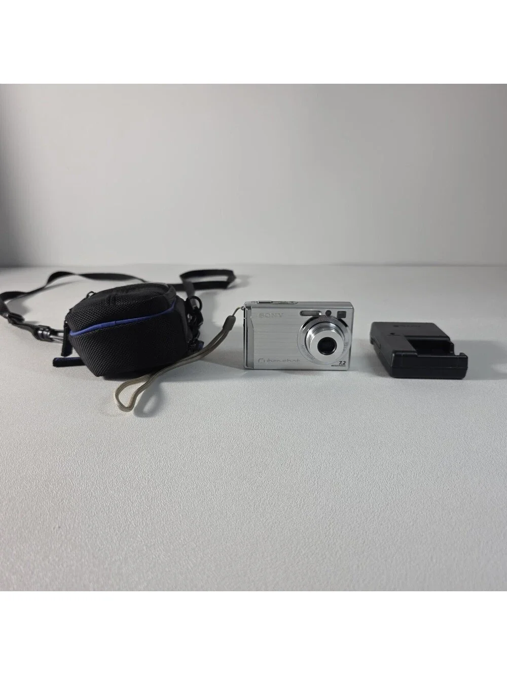 SONY Cyber-shot DSC-W80 Silver 7.2MP W/Battery, Charger & Case
